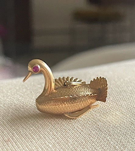 Quirky Estate Sapphire Swan